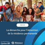 Plusieurs adultes et enfants souriants